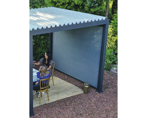 Pergola avec toit à lamelles et partie latérale avec des personnes assises dans le jardin