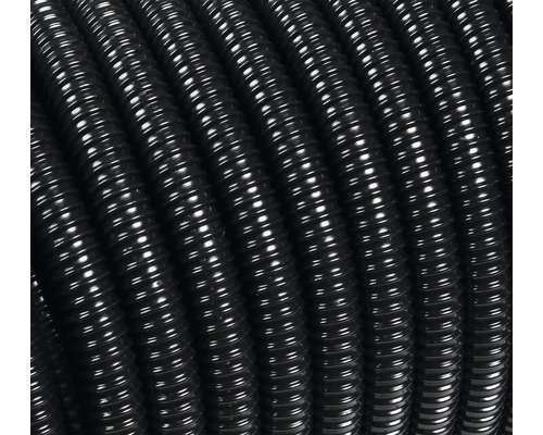 Gros plan sur un tuyau ondulé en plastique noir