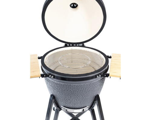 Keramikgrill mit offenem Deckel und Grillrost