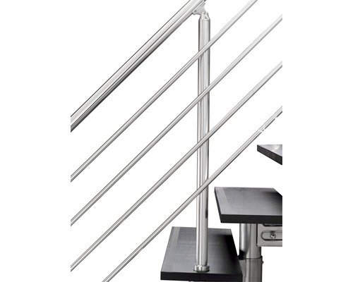 Detail einer Treppe mit Metallgeländer und dunklen Stufen