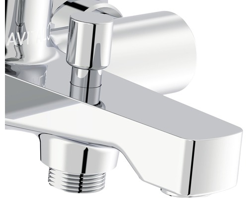 Nahaufnahme einer verchromten Armatur für ein Waschbecken