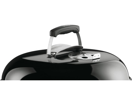 Detailansicht eines Holzkohlegrills mit Griff am Deckel und Lüftungsschieber