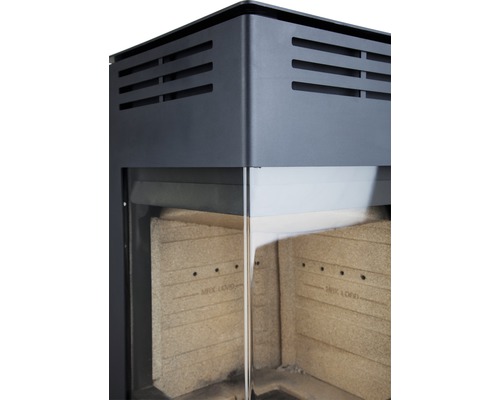 Detailansicht eines Kaminofens mit Sichtfenster und Innenraumauskleidung