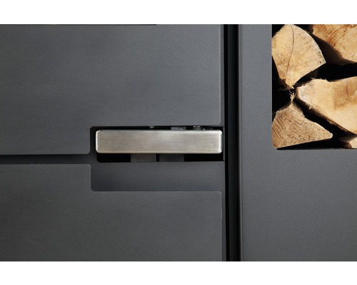 Detailansicht eines Kaminofens mit Holzfach und Metallgriff