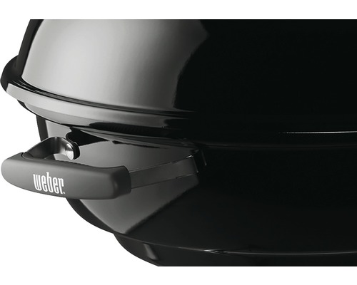 Detailansicht eines schwarzen Kugelgrills mit Weber Logo am Griff.
