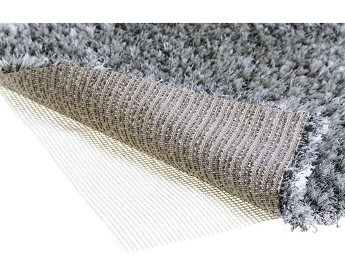 Grauer Teppich mit Teppichunterlage