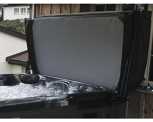 Bain bouillonnant avec couvercle ouvert pour l''extérieur