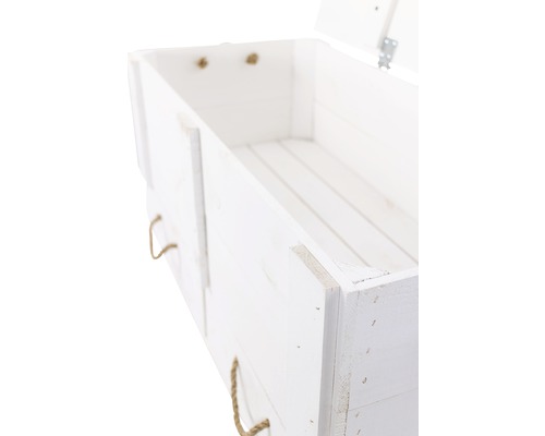 Geöffnete weisse Holztruhe mit Seilgriffen zur Aufbewahrung