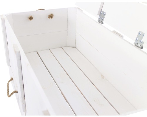 Geöffnete weiße Holzkiste mit Seilgriffen