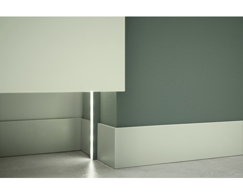 Plinthes affleurantes avec joint creux sur un mur.