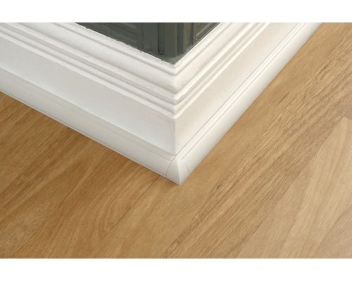 Sockelleiste aus Holz an einer Wand, neben einem Holzboden