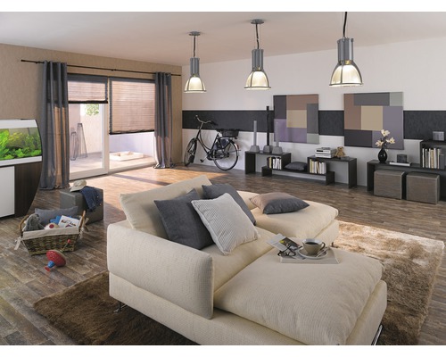 Salon avec canapé, fenêtre, stores, rideaux et éclairage