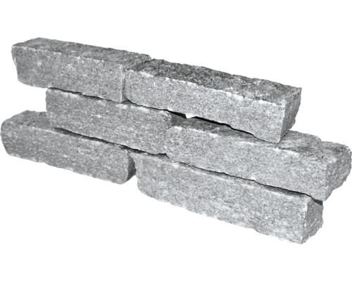 Gestapelte Pflastersteine aus Granit