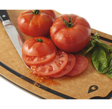 Tomaten, Basilikum und Messer auf einem Schneidebrett