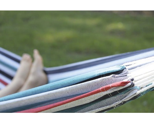 Gestreifte Hängematte mit Füßen