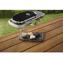Weber Traveler Grill und S''mores Zutaten auf einem Servierbrett auf einem Holztisch