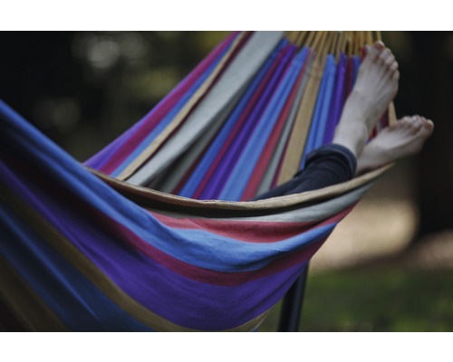 Personne allongée dans un hamac rayé