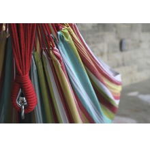 Vue détaillée d''un hamac à rayures avec corde de suspension