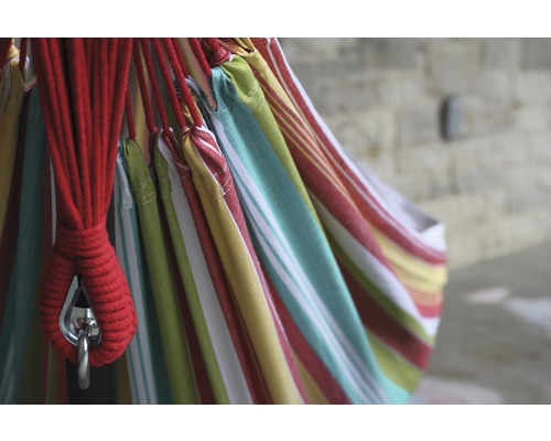 Vue détaillée d''un hamac à rayures avec corde de suspension