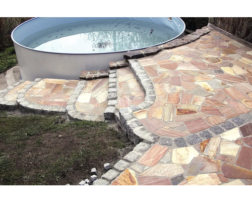 Image d''une piscine et d''une terrasse en pierre naturelle