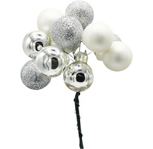 Branches décoratives de boules de Noël avec des boules blanches et argentées