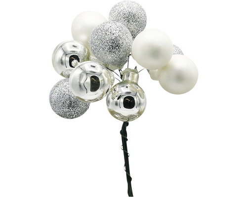 Branches décoratives de boules de Noël avec des boules blanches et argentées