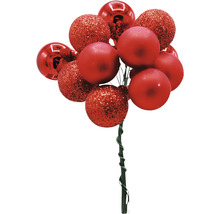 Arrangement décoratif de boules de Noël rouges avec des surfaces brillantes, mates et scintillantes sur une tige verte