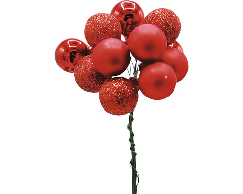 Arrangement décoratif de boules de Noël rouges avec des surfaces brillantes, mates et scintillantes sur une tige verte