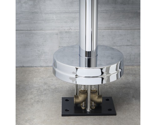 Vue détaillée d''un robinet de douche avec raccords d''eau.