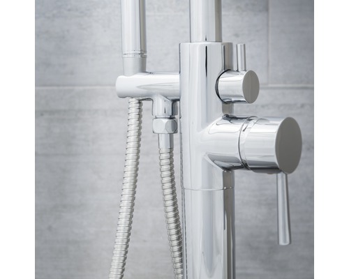 Gros plan d''un robinet de douche avec flexible de douche