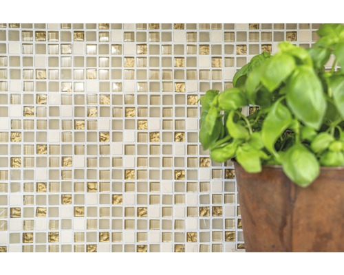 Mur de carreaux de mosaïque avec un plant de basilic en pot