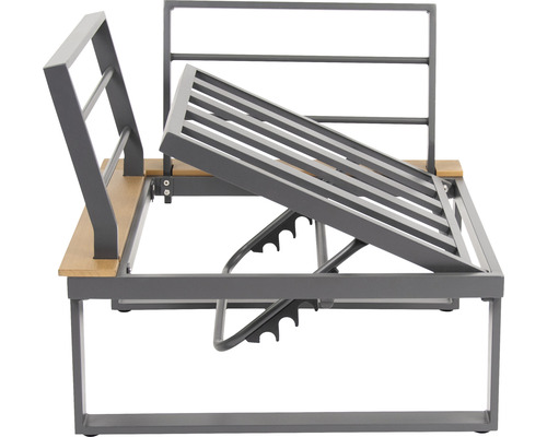 Graues Metallgestell mit Holzleisten für eine Gartenbank mit verstellbarer Rückenlehne.