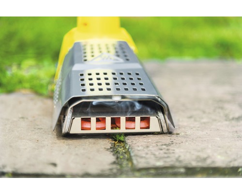 Unkrautvernichter mit Hitzeeinwirkung auf Pflastersteinen