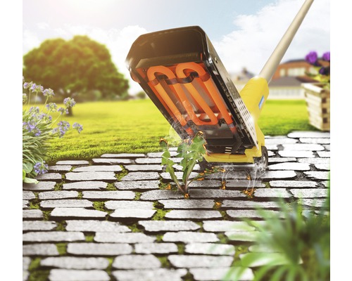 Unkrautvernichter in Aktion auf einer Steinterrasse im Garten.