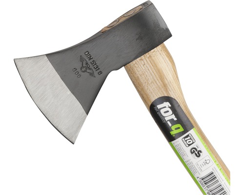 Axt mit Holzgriff und Stahlkopf