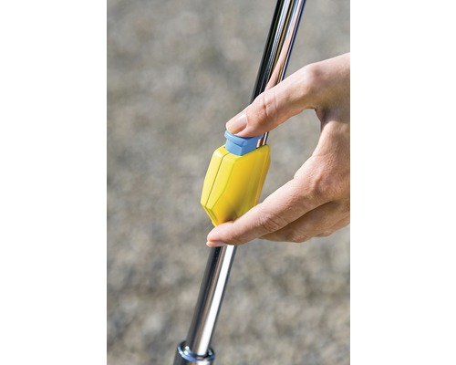 Main appuyant sur un bouton d''un manche télescopique