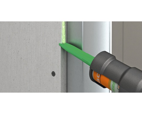 Anwendung von Dichtstoff zwischen Wand und Rahmen mit Kartuschenpistole