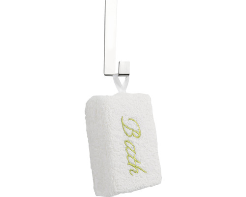 Serviette avec broderie suspendue à un crochet de porte