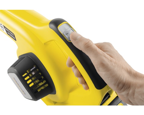 Main actionnant l''interrupteur d''un aspirateur jaune