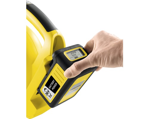 Insertion d''une batterie Kärcher 36 volts dans un outil de jardin jaune