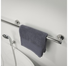 Porte-serviettes en acier avec serviette dans la salle de bain.
