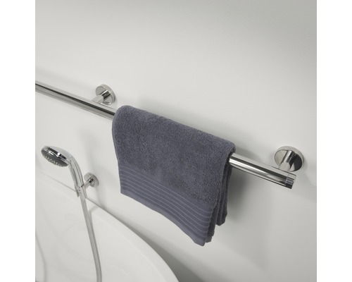 Handtuchhalter aus Stahl mit Handtuch im Badezimmer.