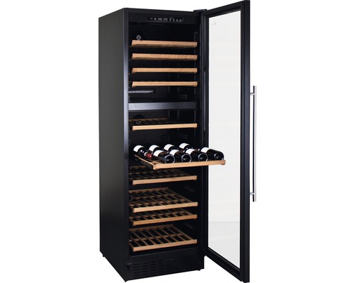 Offener Weinkühlschrank mit Holzregalen und Weinflaschen