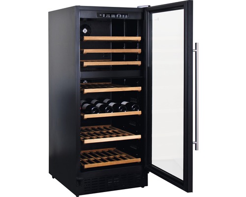 Cave à vin avec étagères en bois et porte en verre ouverte