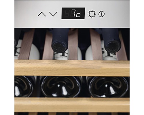 Vue intérieure d''une cave à vin avec régulateur de température et étagères en bois