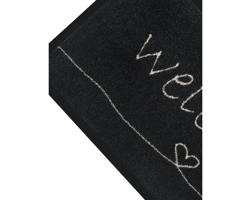 Schwarze Fussmatte mit der Aufschrift Willkommen