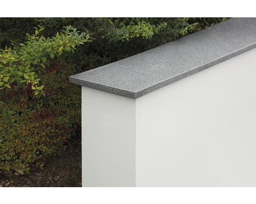 Couvre-mur en granit sur un mur de jardin