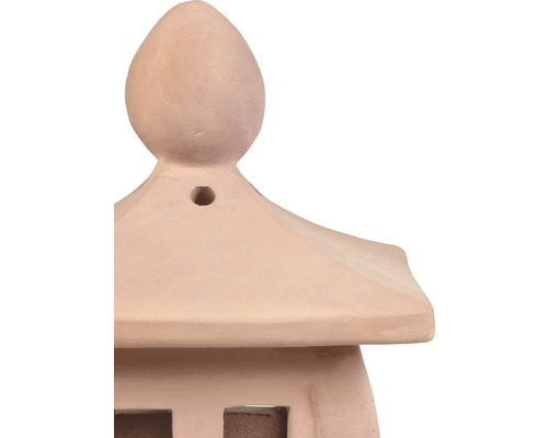 Detail einer Gartenlaterne aus Terrakotta