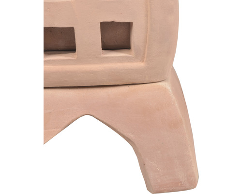 Detailansicht einer Terracotta-Gartenlaterne mit quadratischen Öffnungen und Füßen.