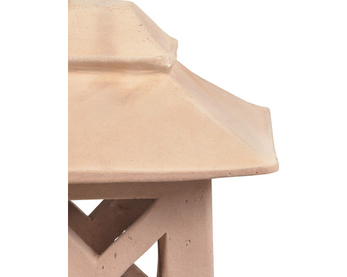 Detailaufnahme einer Gartenlaterne aus Terrakotta